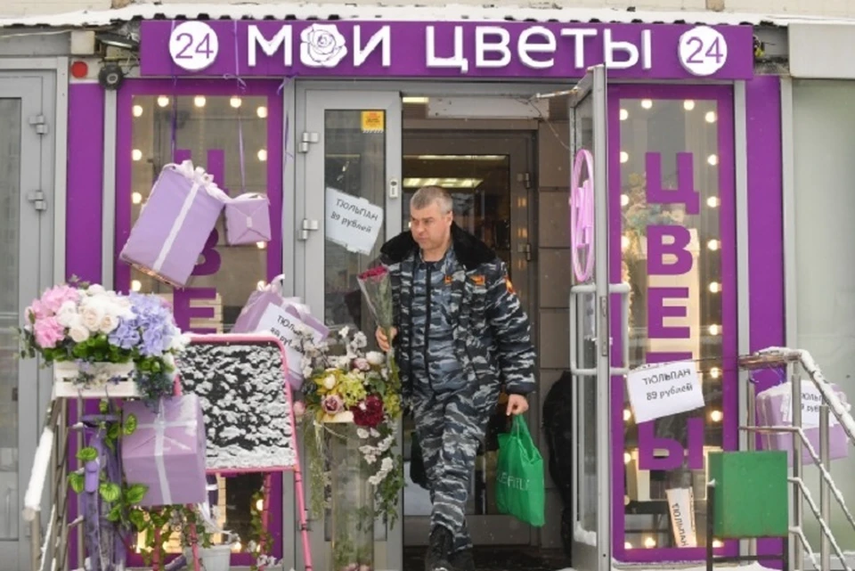 Парни решили подойти к своему поздравлению оригинально
