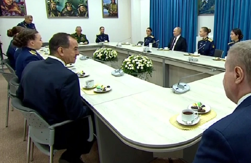Владимир Путин находится в Краснодарском летном училище. Фото: скриншот видео