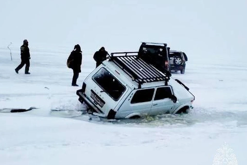 В Новосибирской области несколько автомобилей частично провалились на льду. Фото: ГУ МЧС России по Новосибирской области
