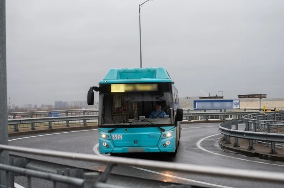 Каскадер-самоучка прыгнул сквозь разрезанный корпус автобуса.