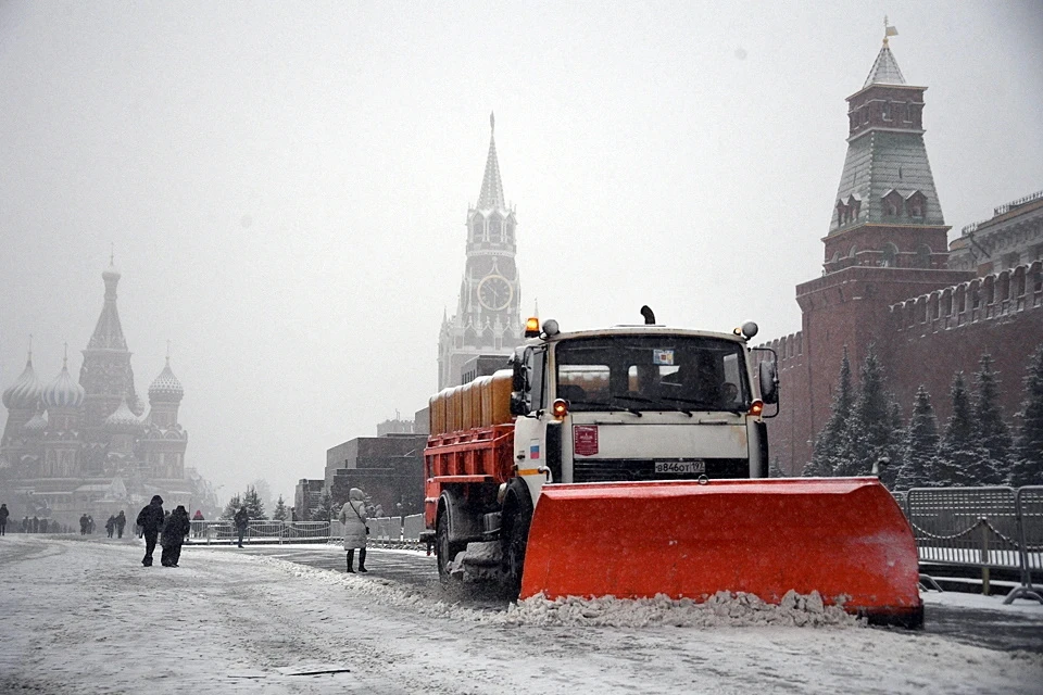 В столице организованы работы по ворошению снега