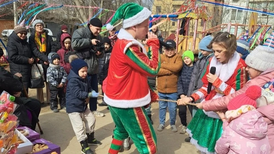 Местные жители от мала до велика водили хороводы, пели песни, перетягивали канат