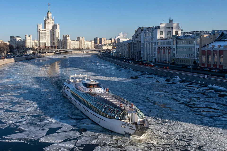 теплоход москва 90. набережная химкинского водохранилища. речной вокзал причал. к пристаням москвы реки причаливали. причал устьинский мост москва.