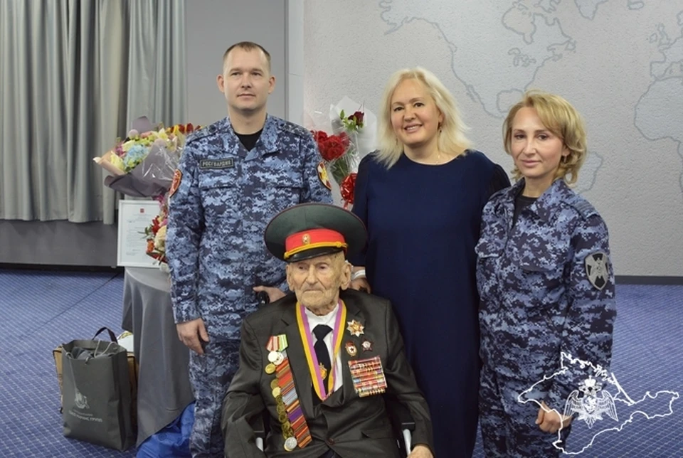 Анатолий Михайлович и сегодня в строю. Фото: 82.rosguard.gov.ru