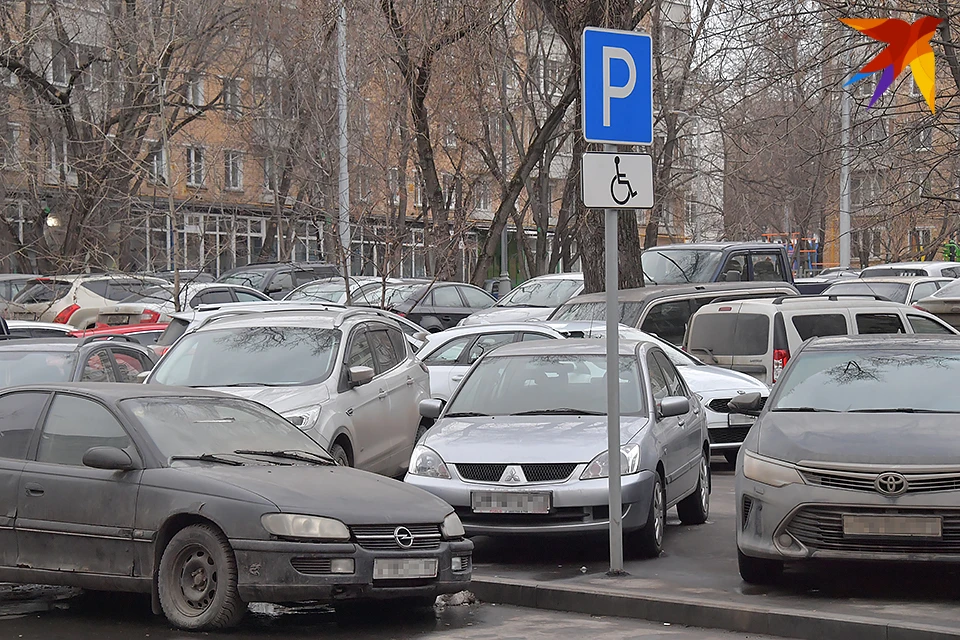 В Мурманске не некоторых улицах ограничили парковку транспорта.