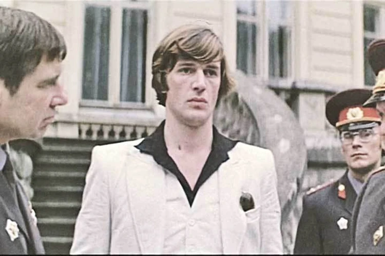 Куртка Караченцова досталась Атосу, Абдулов в двух фильмах носил один и тот же костюм: наряды, которые путешествовали по хитам советского кино