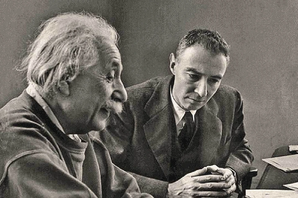 Альберт Эйнштейн дружил с «отцом атомной бомбы» Робертом Оппенгеймером, хотя осуждал бомбардировку Хиросимы и Нагасаки (два гения в реальной жизни).