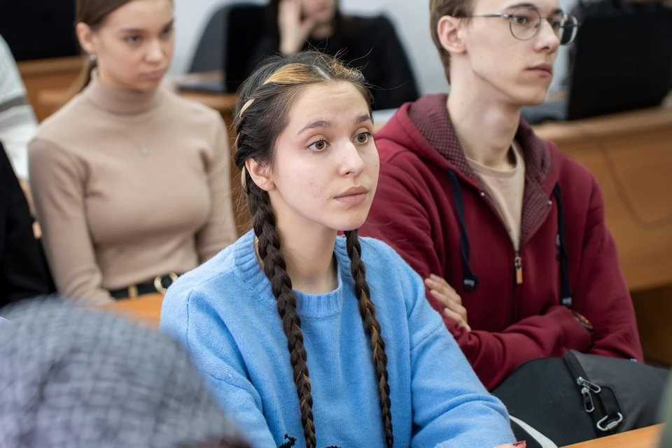Студенты Кузбасс с удовольствием пообщались с героями СВО. Фото - АПК.