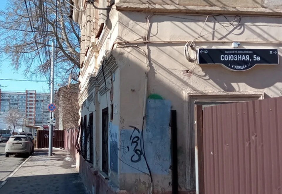 На одном из домов в центре Тулы обнаружен аншлаг с соседней улицы. Фото: Владимир ЩЕРБАКОВ.