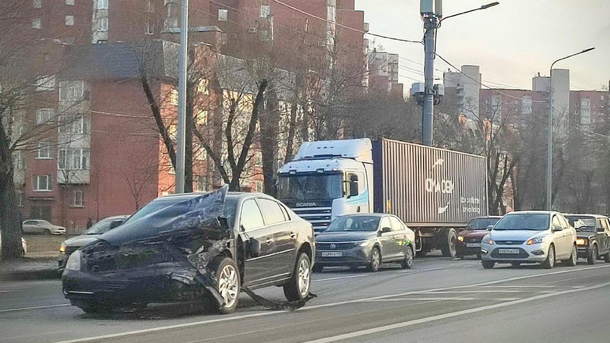 Массовое ДТП произошло на проспекте Маршала Жукова в Петербурге - KP.RU