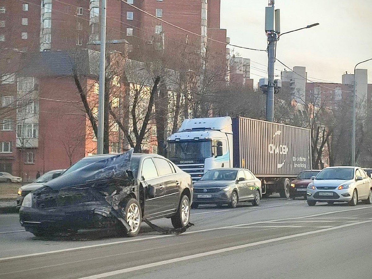 Массовое ДТП произошло на проспекте Маршала Жукова в Петербурге - KP.RU