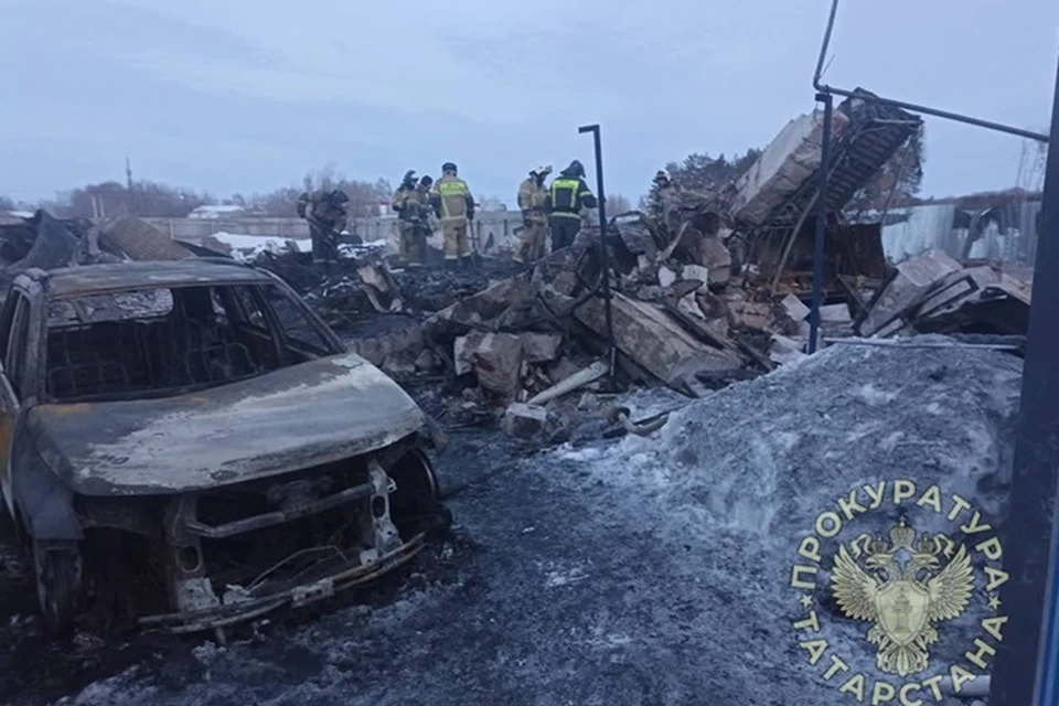 Пострадавшего в пожаре 30-летнего отца и 8-летнего сына с ожогами госпитализировали.