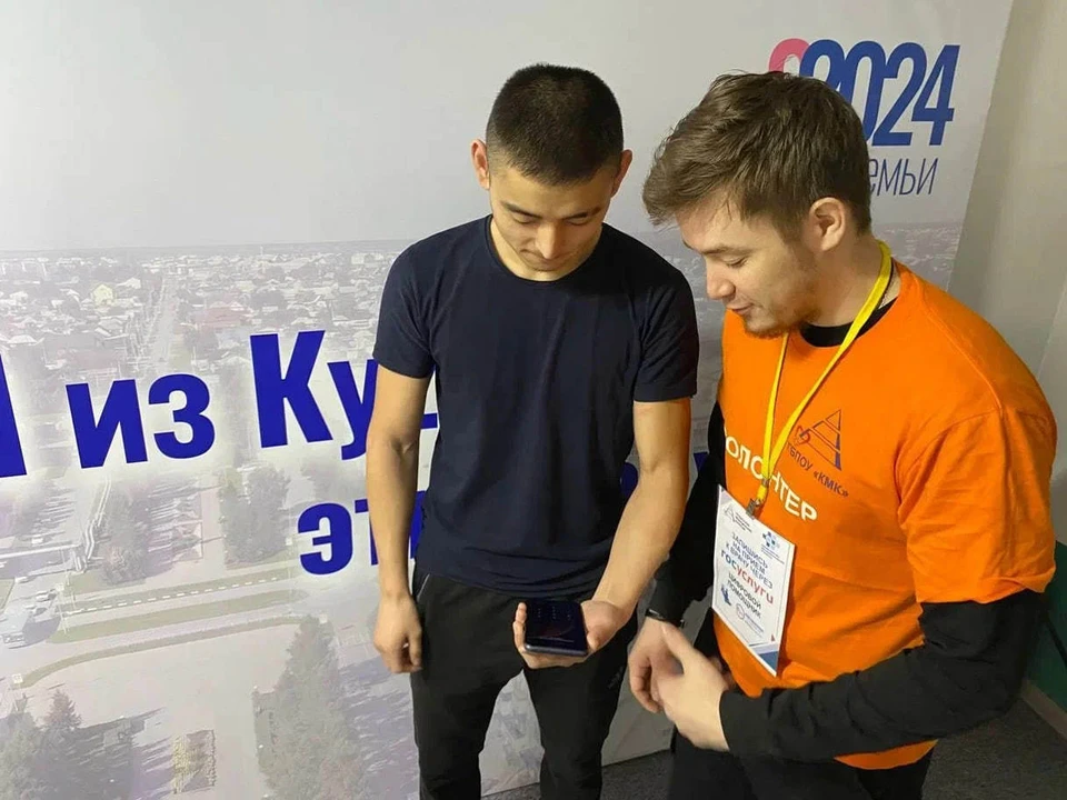 Волонтеры Кузбасс знакомят избирателей с цифровыми сервисами. Фото - АПК.