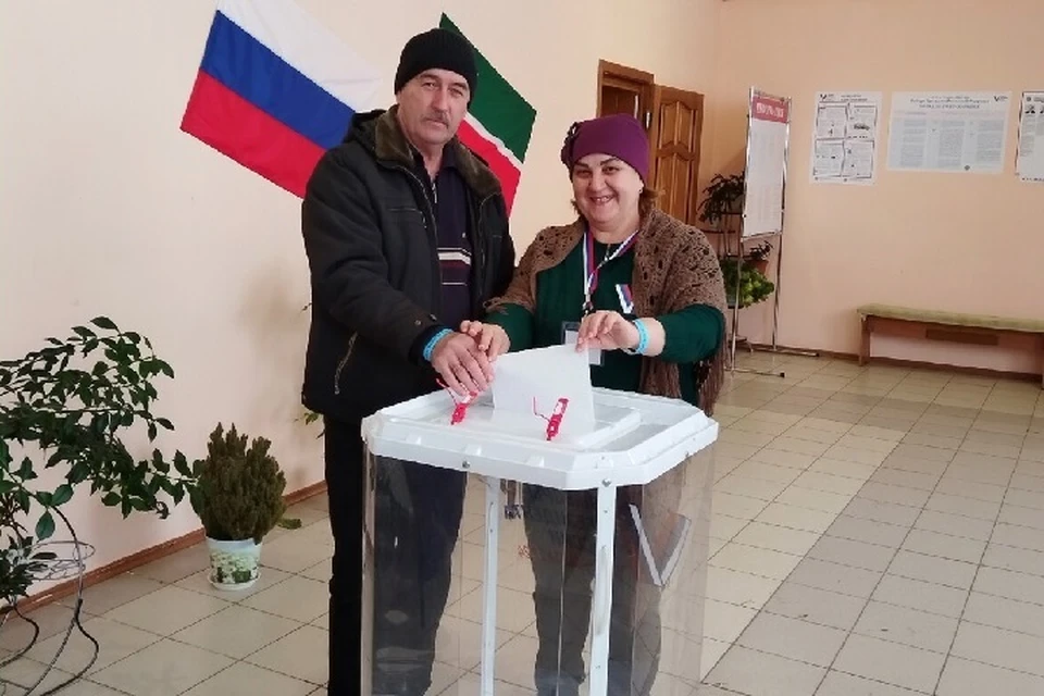 Супружеская пара сделала фото на избирательном участке и выложила его на своих страницах в соцсетях с хештегами #ТатарстанАлга и #ВсейСемьейНаВыборы. Фото: vk.com/id402420015