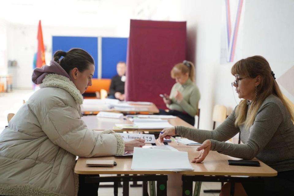 Молодые люди активно посещают избирательные участки