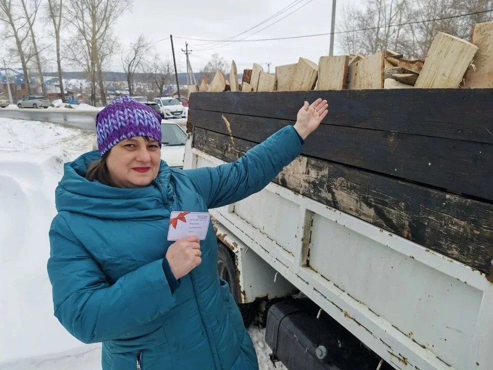 Жительница Ягуновского сходила на выборы и выиграла целую машину дров.