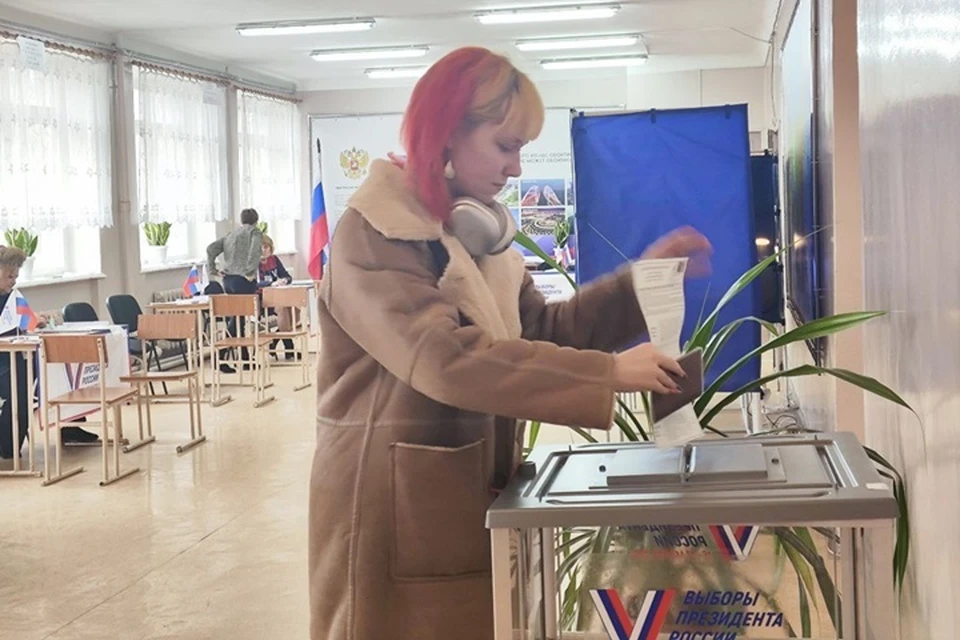 Студенты и герои СВО голосуют на выборах президента РФ в ЛНР