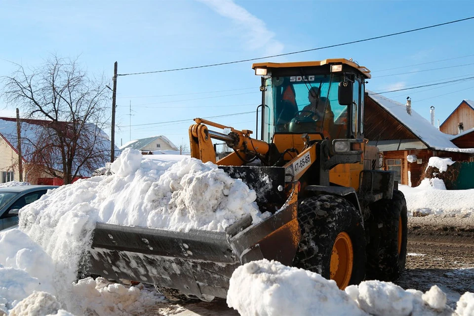 Из частного сектора в Ижевске вывозят снег. Фото: Дмитрий Чистяков