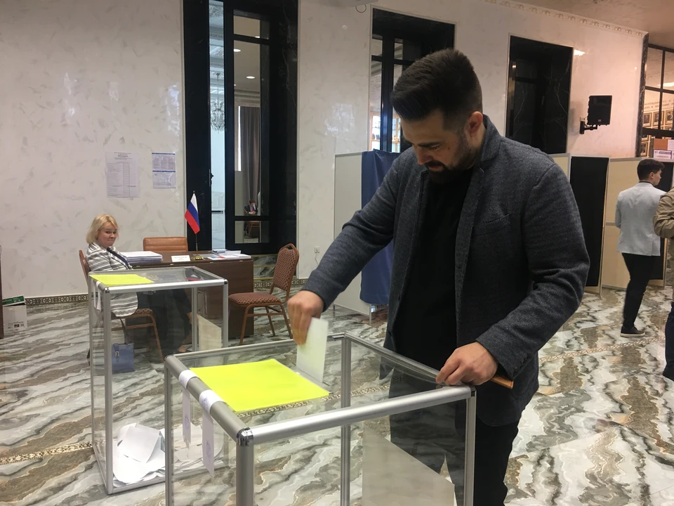Писатель Платон Беседин голосует в посольстве РФ в Анкаре. Фото: Алена Палажченко