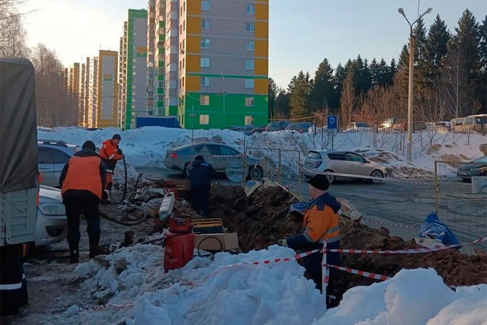 Специалисты обнаружили место повреждения кабеля. Фото: ИжГЭТ