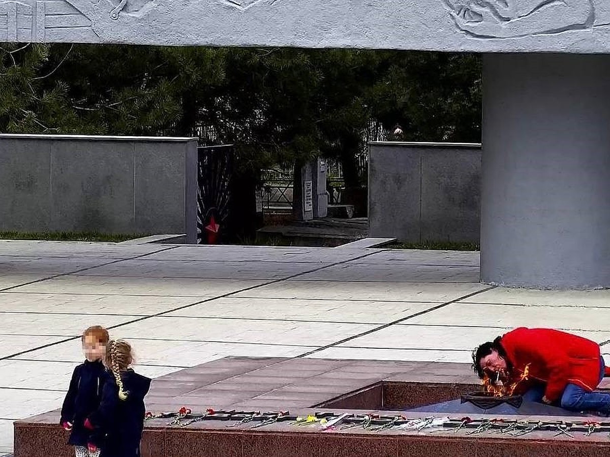 Прикурила сигарету и сожгла венок. Пьяная женщина, осквернившая Вечный  огонь в Краснодаре, попала на камеру - KP.RU