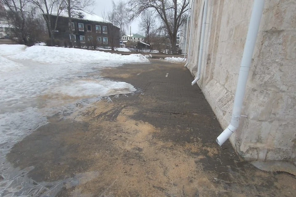 У храма откачали воду.