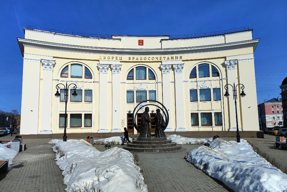 Во Дворце бракосочетаний прошла необычная церемония.