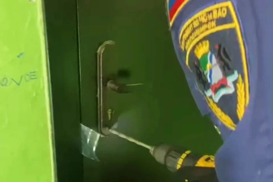 Захлопнулась дверь: в Новосибирске малыши-двойняшки оказались одни в ...