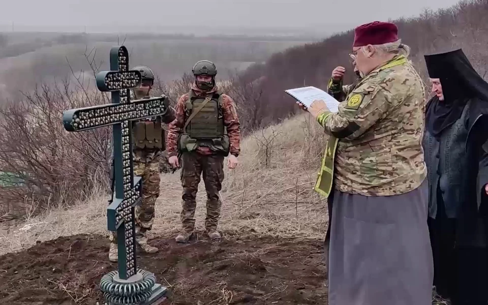 Военнослужащие установили поклонный крест в ЛНР