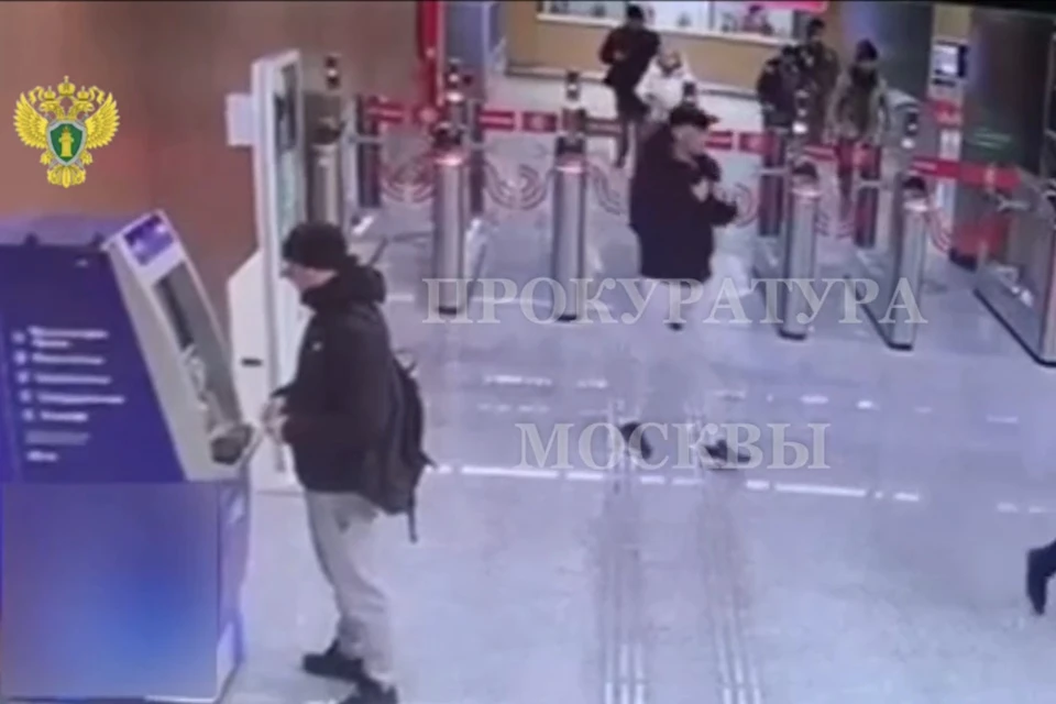 Москвич снял деньги с забытой пассажиром карты в столичном метро