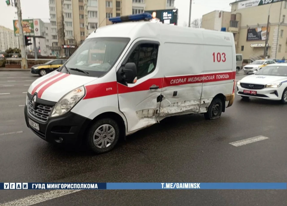 В Минске на перекрестке водитель скорой столкнулся с легковушкой. Фото: телеграм-канал УГАИ ГУВД Мингорисполкома