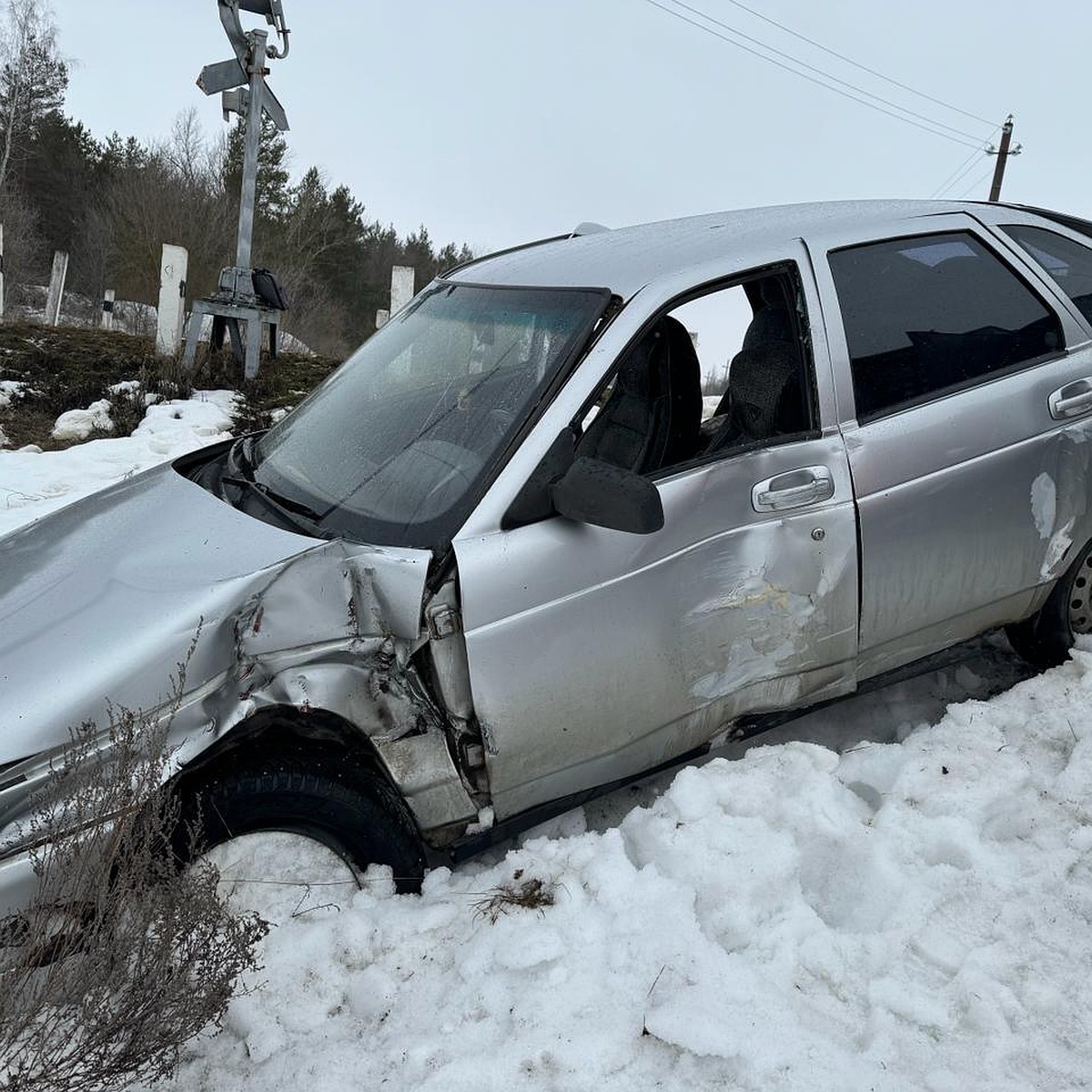 Тамбовчанка за рулем ВАЗ на ж/д переезде попала под локомотив - KP.RU