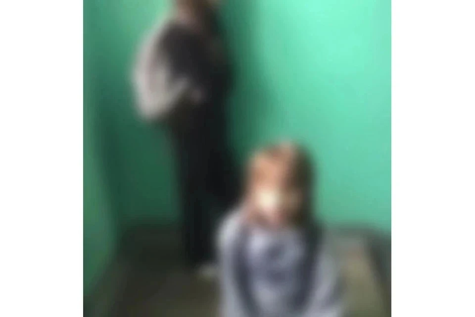 В конце видео девочка получила удар с ноги в лицо. Фото: скрин с видео «Злой кировчанин»