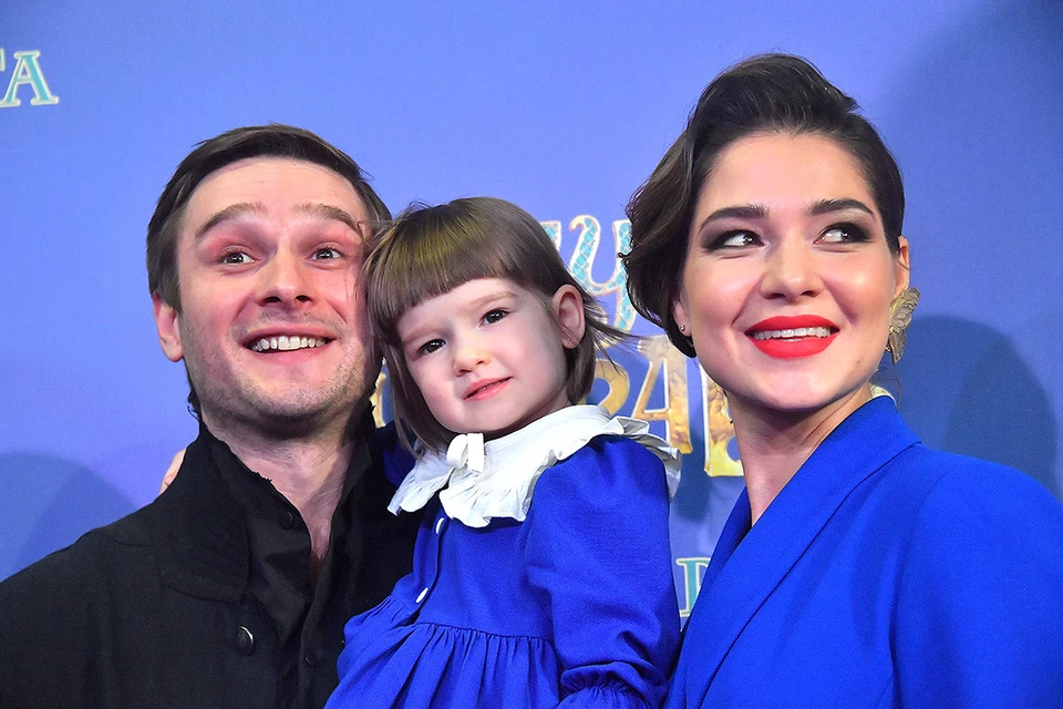 Александр Метелкин с женой и дочкой на кинопремьере.