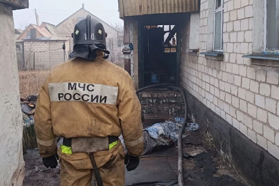 Из-за неправильного использования электрообогревателя на пожаре в Ровеньках погибли 2 человека. Фото - МЧС ЛНР