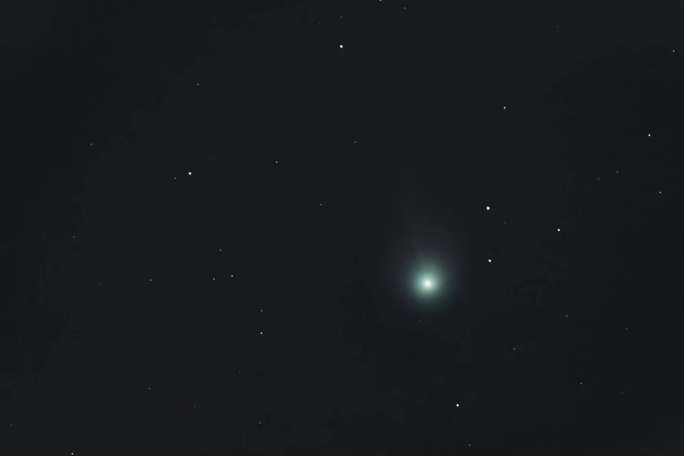 Яркость кометы иногда меняется из-за выбросов воды и газа из недр