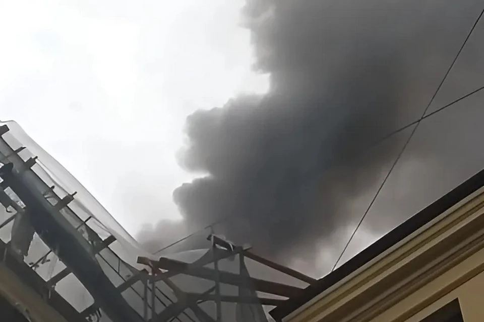 Мощный пожар на крыше дома на Кирочной улице в Петербурге потушили через три часа. Фото: t.me/chp_piiter