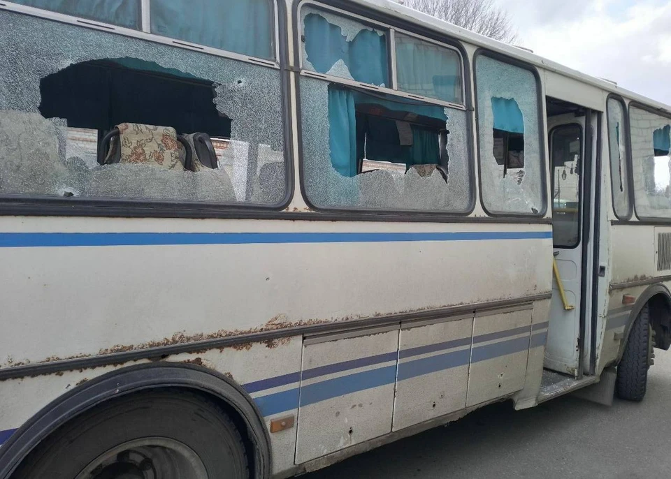 Под удар попала остановка, находящаяся рядом с центральной районной больнице в городе, и рядом стоящий автобус. ФОТО: Андрей Алексеенко