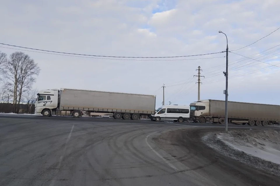 В Новосибирской области на Чуйском тракте столкнулись две фуры и маршрутка. Фото: ГУ МВД по НСО