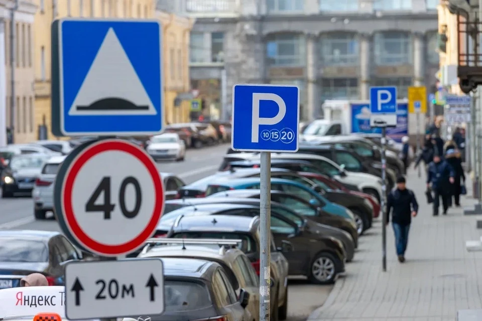 Почетным гражданам Петербурга с 1 апреля разрешат бесплатно парковаться на платной парковке.