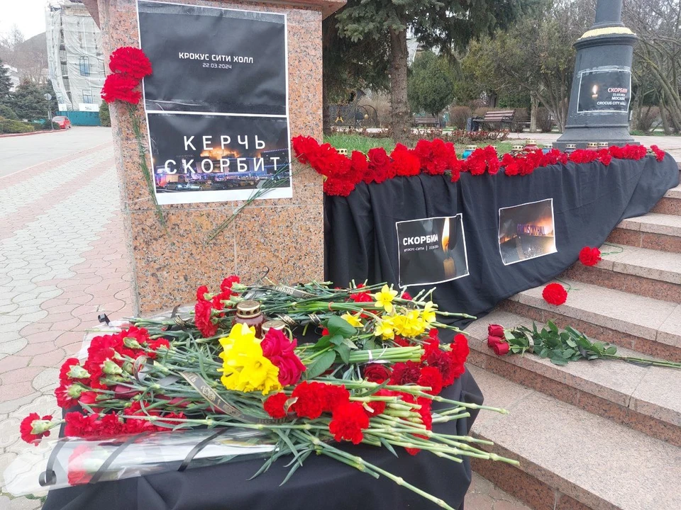После теракта в Подмосковье в Керчи появился импровизированный мемориал