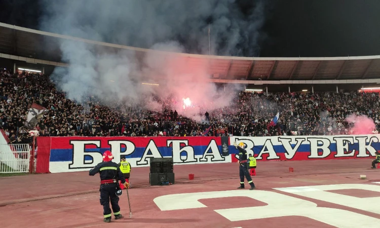 «Это вам, братья. Это от наших сердец». 45 тысяч сербов пришли на матч «Црвены Звезды» с «Зенитом», чтобы спеть «Катюшу» и поддержать Россию после трагедии в «Крокус Сити»