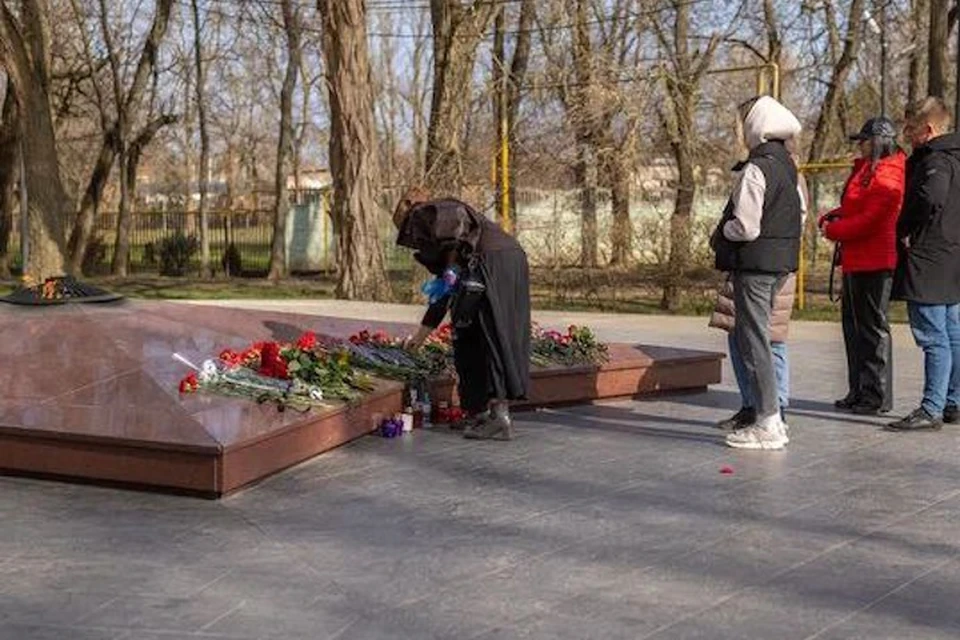Люди второй день несут цветы и игрушки к стихийным мемориалам. Фото: телеграм-канал Андрея Фатеева