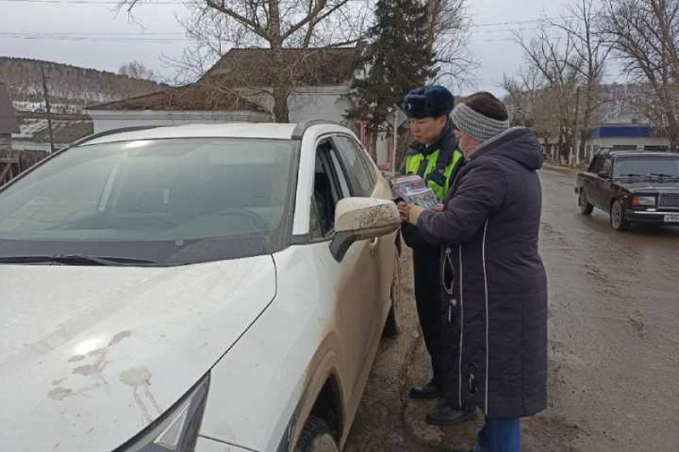 Полицейские провели акцию о ПДД перед весенними каникулами в Бохане