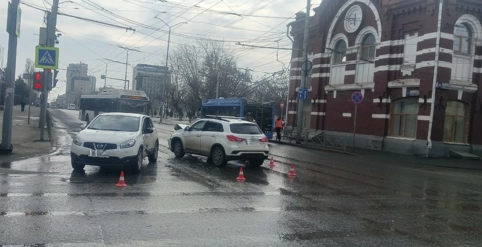 Фото: В центре Саратова на перекрестке столкнулись Nissan Qashqai и Mitsubishi