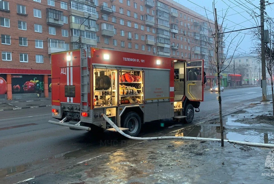 Из пожара в торгово-офисном здании на Красноармейском проспекте в Туле спасена женщина