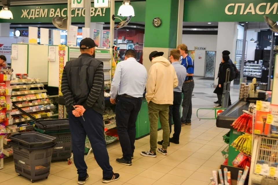 Фото: В магазине Саратова мужчина забрал оставленный у кассы телефон и попал в полицию