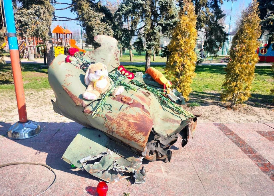 Скадовчане несут на место мемориала цветы и игрушки, зажигают свечи, чтобы почтить память невинно погибших россиян. ФОТО: ТРК "Таврия"