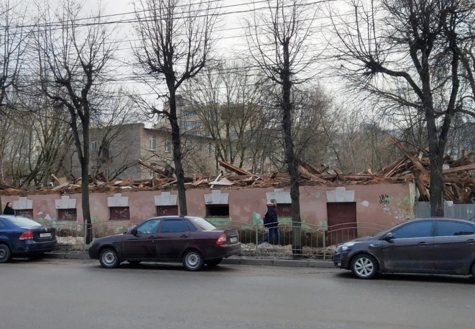 23 марта рабочие разрушили деревянный верхний этаж здания