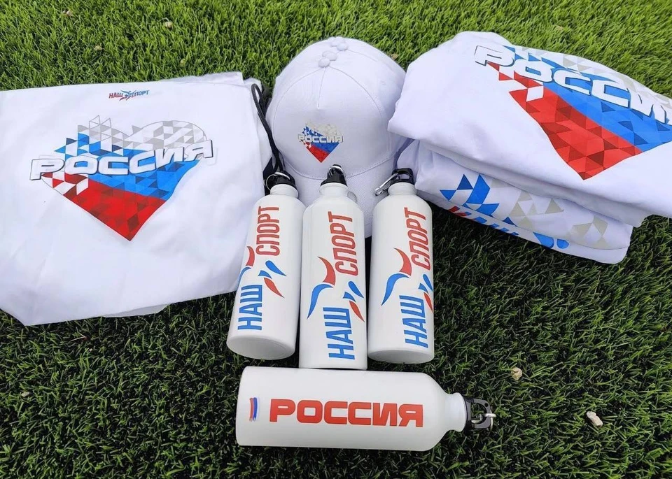 В Акимовке Запорожской области юным спортсменам выдали комплекты нового снаряжения. ФОТО: фонд "Наш спорт"